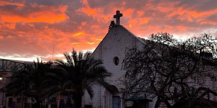 Cruz profanada: o que significa o ataque à única igreja católica de Gaza