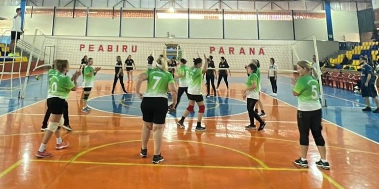 Campo Mourão é campeão no voleibol câmbio masculino e feminino no 1º Jogos do Idoso de Peabiru