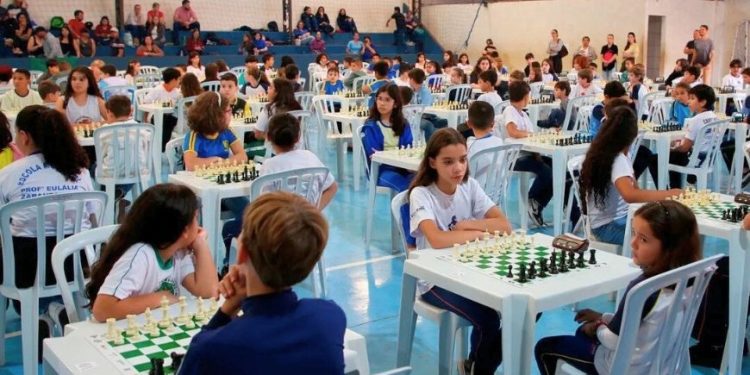 Campo Mourão recebe mais uma etapa do Circuito de Xadrez Escolar neste sábado