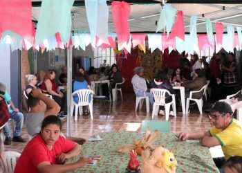 CAPS II de Campo Mourão promove “arraiá” com comidas típicas, karaokê e bingo para usuários do serviço