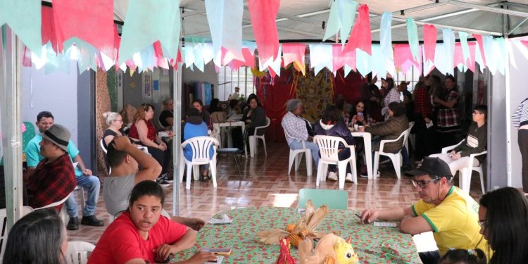 CAPS II de Campo Mourão promove “arraiá” com comidas típicas, karaokê e bingo para usuários do serviço