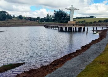 Farol recupera barragem do lago do Parque das Flores