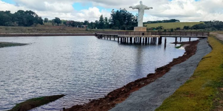 Farol recupera barragem do lago do Parque das Flores