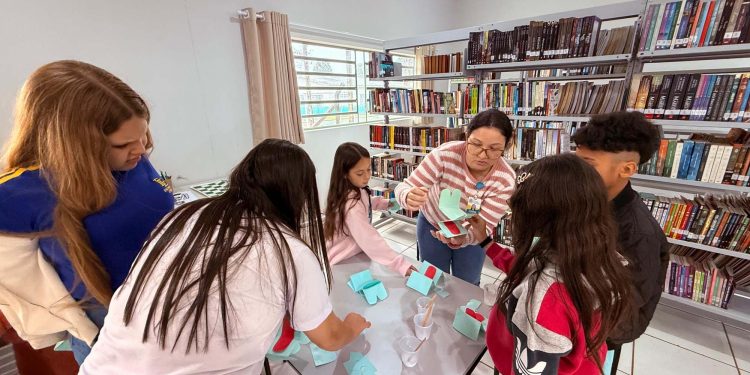 Bibliotecas Municipais promovem atividades do Mês do Folclore com estudantes