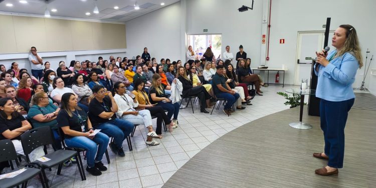 Campanha “Agosto Lilás” realiza capacitação de profissionais de saúde