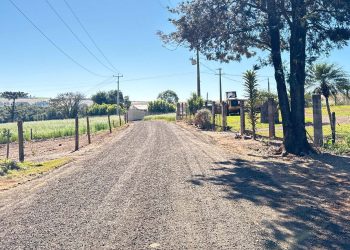 Melhorias na Estrada da Comunidade São Mateus avançam com aplicação de fresado asfáltico
