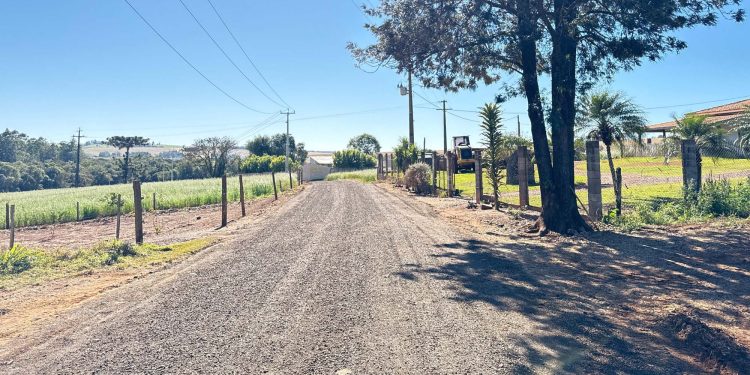 Melhorias na Estrada da Comunidade São Mateus avançam com aplicação de fresado asfáltico