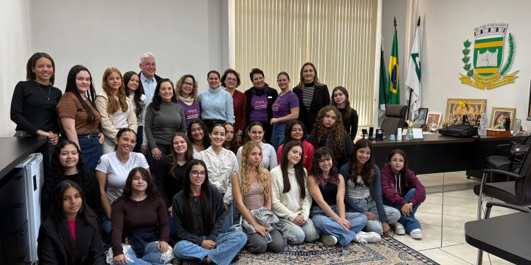 Prefeitura de Campo Mourão recebe visita de integrantes de projeto de empreendedorismo juvenil