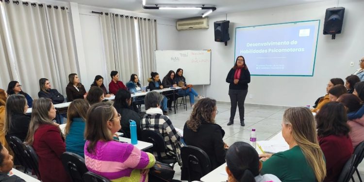 Professores da educação infantil recebem formação sobre habilidades psicomotoras