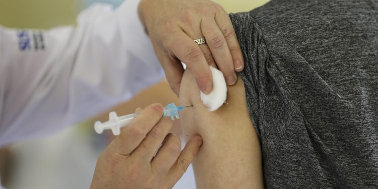 Com 3,5 milhões de pessoas vacinadas, taxa de detecção de Influenza cai para 4% no Estado