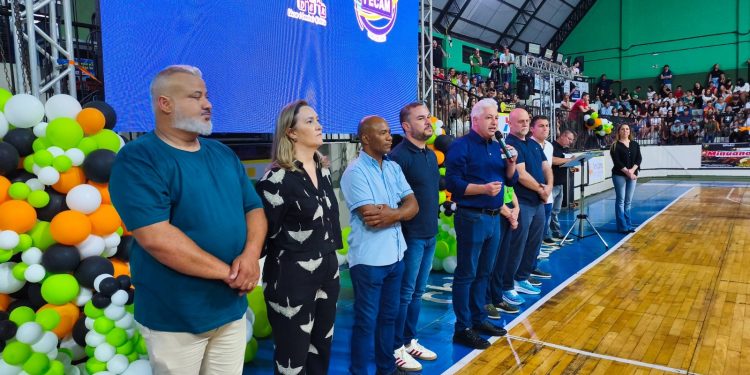 Acrobacias com bikes marcam abertura dos Jogos Primários de Campo Mourão