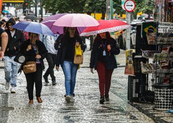 Chuva e queda de temperatura: chegada de frente fria muda o tempo na metade Sul do Paraná