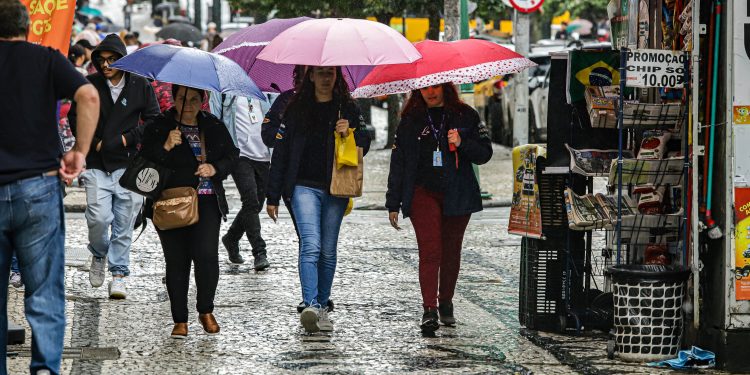 Chuva e queda de temperatura: chegada de frente fria muda o tempo na metade Sul do Paraná
