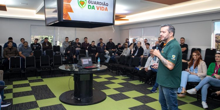 Copel reúne empresas de telecom para orientar sobre segurança e cabos nos postes