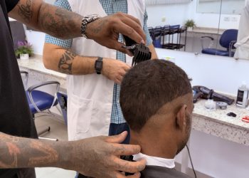Curso de Corte Masculino e Design de Barbas qualifica pessoas em situação de rua