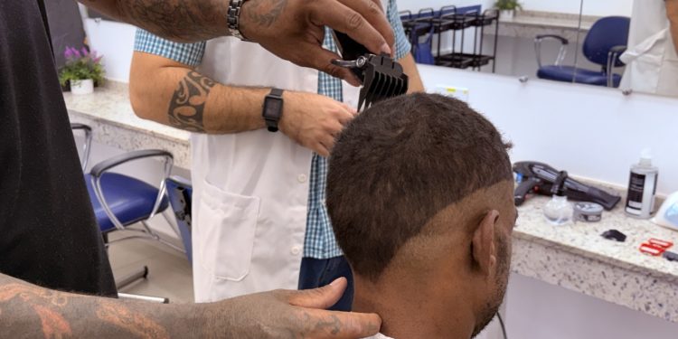 Curso de Corte Masculino e Design de Barbas qualifica pessoas em situação de rua