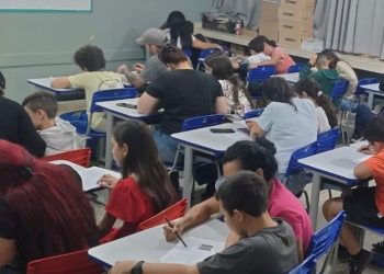 Escola Maria do Carmo Pereira realiza simulado do SAEB com pais e filhos lado a lado