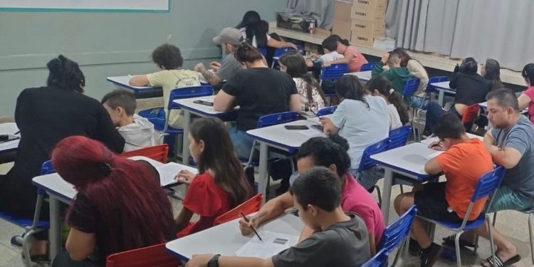 Escola Maria do Carmo Pereira realiza simulado do SAEB com pais e filhos lado a lado
