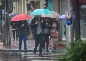 Rajadas de vento e muita chuva: última frente fria do inverno impactou o Paraná