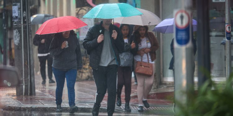 Rajadas de vento e muita chuva: última frente fria do inverno impactou o Paraná