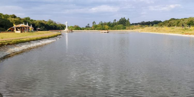 Lago do Parque das Flores é revitalizado em Farol