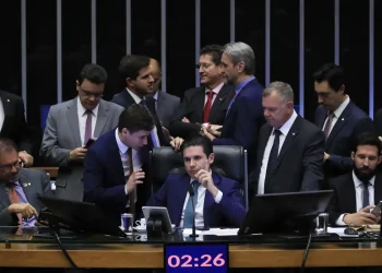 PEC da blindagem é aprovada por deputados e vai ao Senado