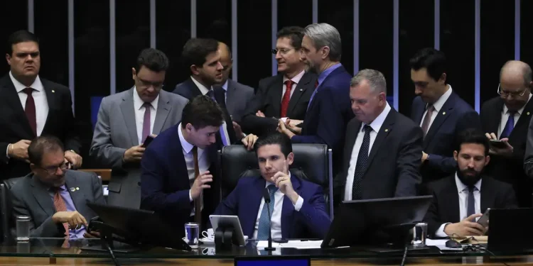 PEC da blindagem é aprovada por deputados e vai ao Senado