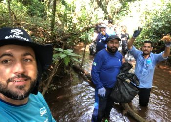Voluntários da Sanepar ajudam a limpar rios em todo o Paraná