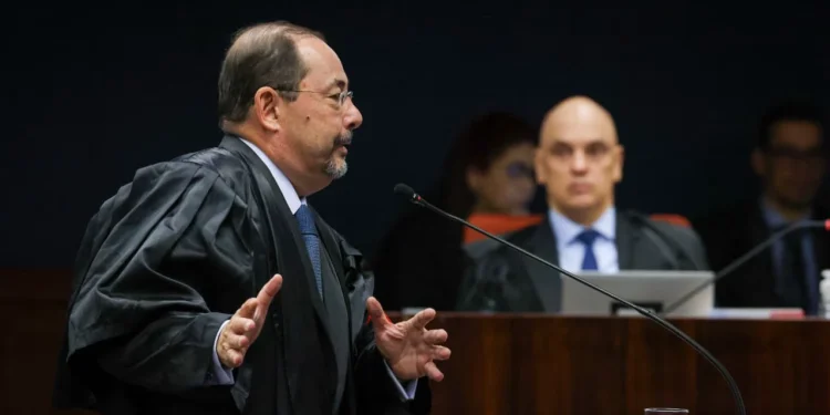 2º dia Julgamento Bolsonaro: defesas atacam delação de Cid e negam golpe