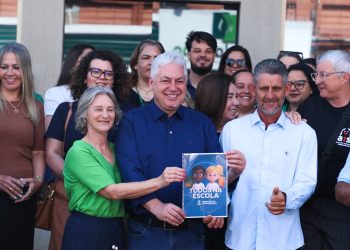 Todos na Escola: projeto que garante material e uniforme a alunos é entregue ao Poder Legislativo