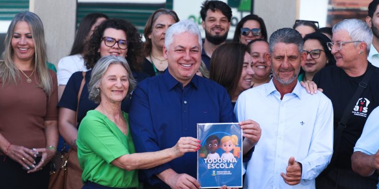 Todos na Escola: projeto que garante material e uniforme a alunos é entregue ao Poder Legislativo