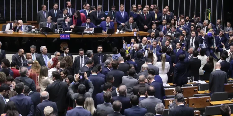 Câmara aprova urgência para projeto de anistia a golpistas