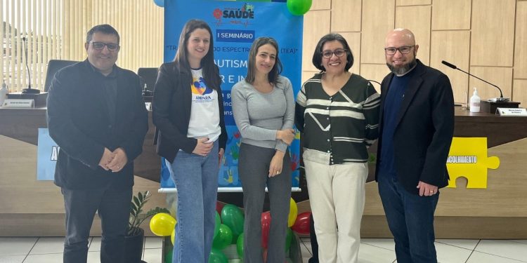 Campo Mourão compartilha experiência do Ampara em seminário sobre Autismo no Município de Pinhão
