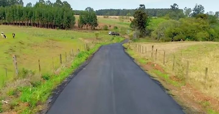 Farol realiza obras de pavimentação asfáltica na estrada da Água da Fartura