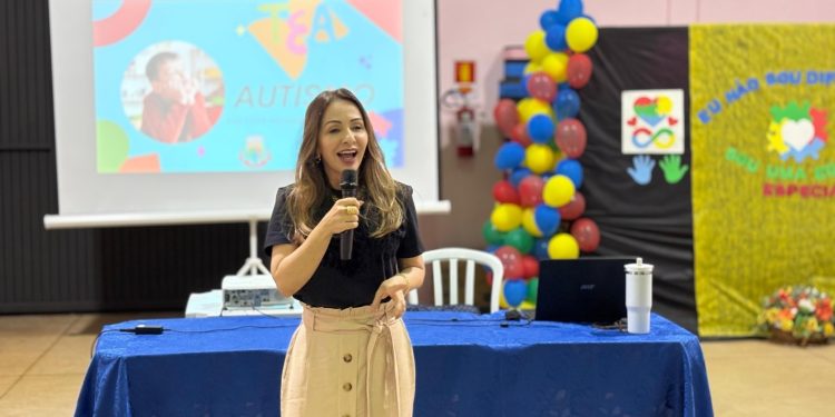 Palestra com troca de experiências sobre autismo orientou familiares em Farol