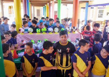 Educação/Esporte: Farol viabiliza materiais esportivos para projetos de categoria de base
