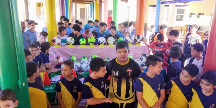 Educação/Esporte: Farol viabiliza materiais esportivos para projetos de categoria de base
