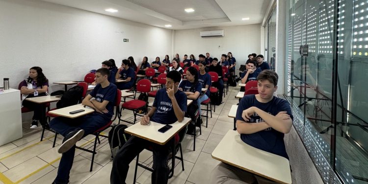 Setembro amarelo: CAPS Infantojuvenil de Campo Mourão promove palestras sobre saúde mental no CIEE