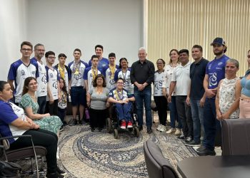 Paratletas da natação visitam gabinete do prefeito e celebram conquistas