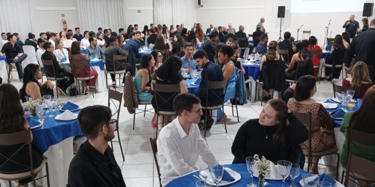 Semana do Contador encerrada com homenagem, lançamento e jantar em Campo Mourão