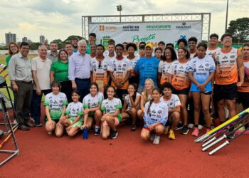 Entrega de materiais esportivos fortalece o projeto “Atletismo Esperança” em Campo Mourão