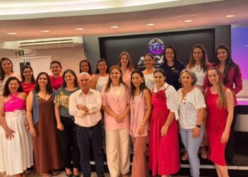 Entrega de bottons e palestra em evento da Acicam Mulher