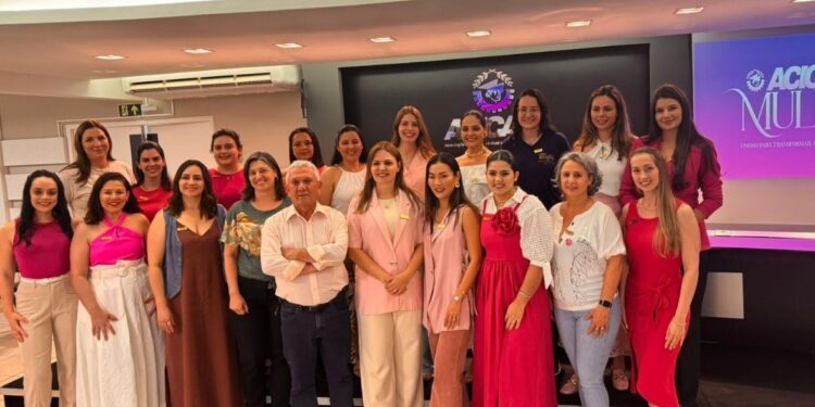 Entrega de bottons e palestra em evento da Acicam Mulher