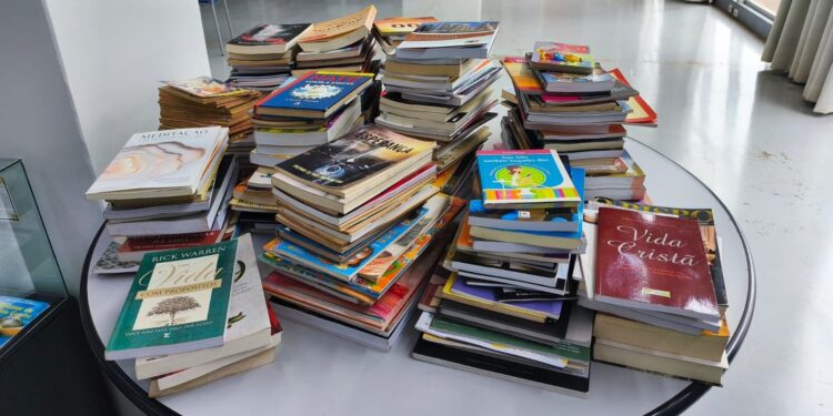 Biblioteca vai doar mais de 250 livros que não vão para o acervo
