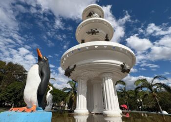 Pinguins do Chafariz da Praça Getúlio Vargas retornam ao monumento após duas décadas