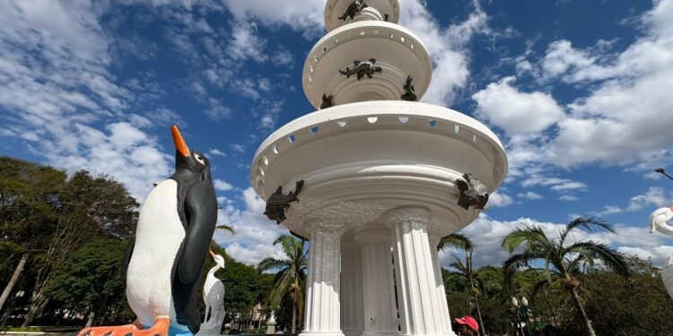 Pinguins do Chafariz da Praça Getúlio Vargas retornam ao monumento após duas décadas