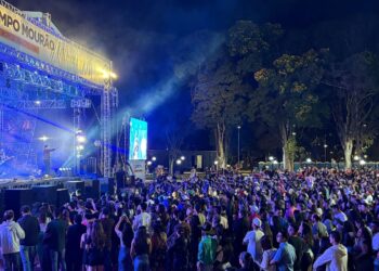 Show de Clayton e Romário reúne multidão para comemorar os 78 anos de Campo Mourão