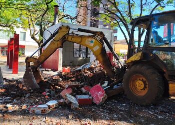 Antigo quiosque na esquina da Praça São José é demolido