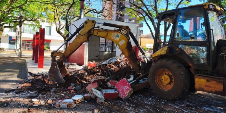 Antigo quiosque na esquina da Praça São José é demolido