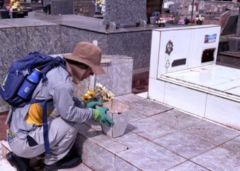 Agentes de Endemias realizam ação preventiva no Cemitério Municipal antes do Dia de Finados